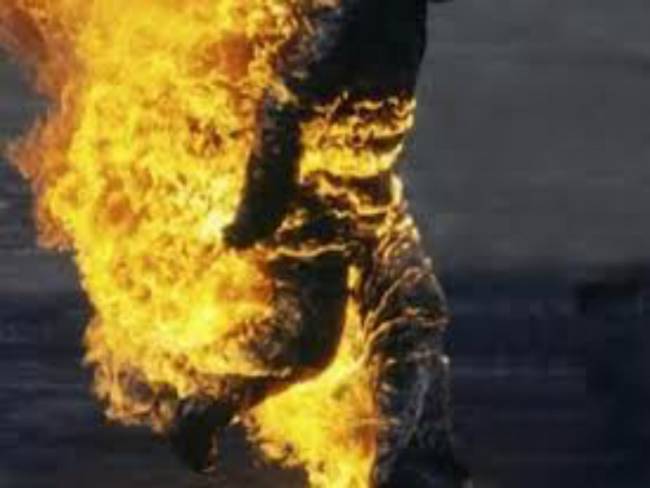 Αυτοπυρπολήθηκε 17χρονη που τη βίασαν ομαδικά