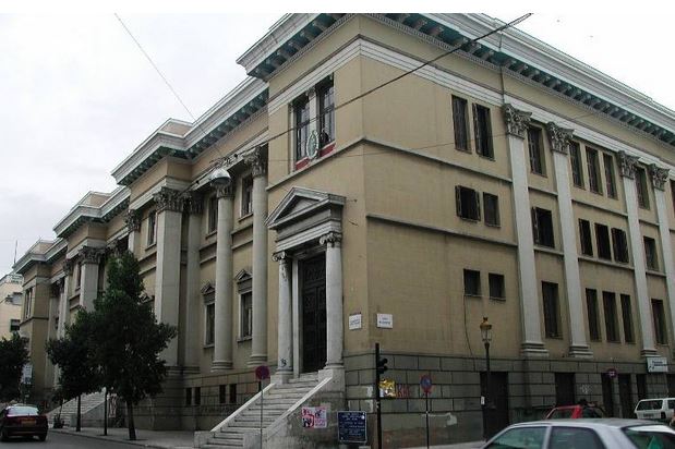 Μπήκε στο Πρωτοδικείο με καραμπίνα