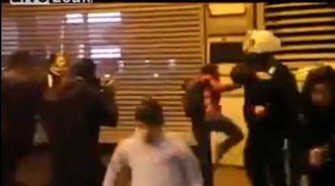 ΒΙΝΤΕΟ-Η διαδηλώτρια που δεν φοβήθηκε τους Τούρκους αστυνομικούς