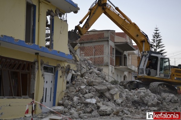 ΦΩΤΟ-Ληξούρι: Ξεκίνησαν οι κατεδαφίσεις κτιρίων
