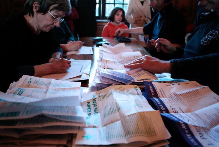 Προηγείται η κεντροδεξιά στη Γαλλία