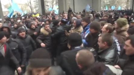 Σε θέση μάχης οι Ουκρανοί στην Κριμαία