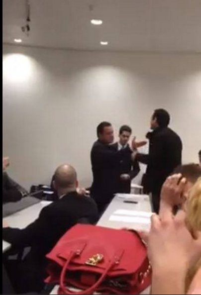 ΒΙΝΤΕΟ-“Εμφύλιος” στο Λονδίνο στην ομιλία του Άδωνι