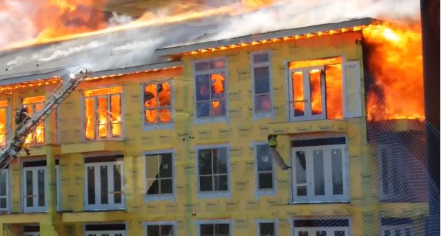 ΒΙΝΤΕΟ-Δραματική διάσωση εργάτη από φλεγόμενο κτίριο