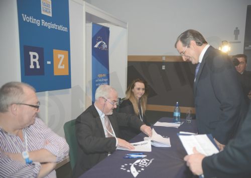 ΦΩΤΟ-Ο Σαμαράς στην κάλπη