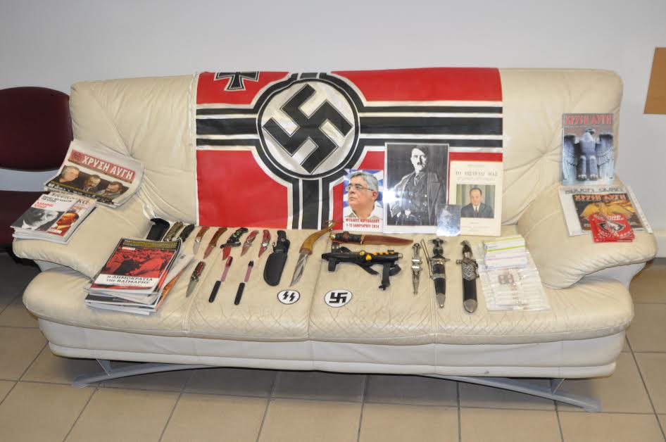Συνελήφθη ρατσιστής γιατρός με αφίσες του Χίτλερ και της Χ.Α.