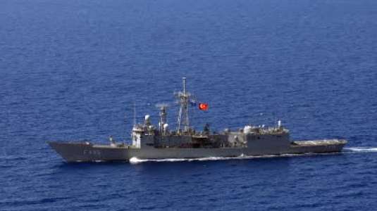 Τουρκική κορβέτα «έκοβε» βόλτες στο Αιγαίο