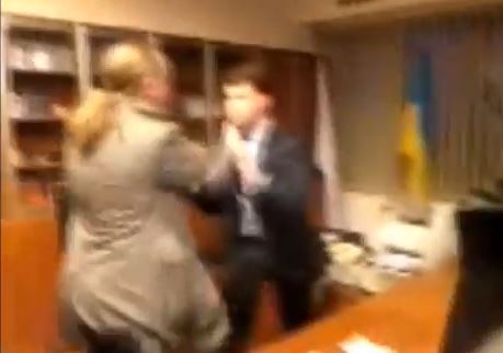 ΒΙΝΤΕΟ-Ακροδεξιοί χτύπησαν τον διευθυντή της ουκρανικής κρατικής τηλεόρασης