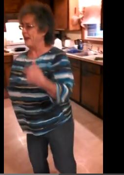 BINTEO-H γιαγιά χορεύει “ice ice baby” ενώ μαγειρεύει