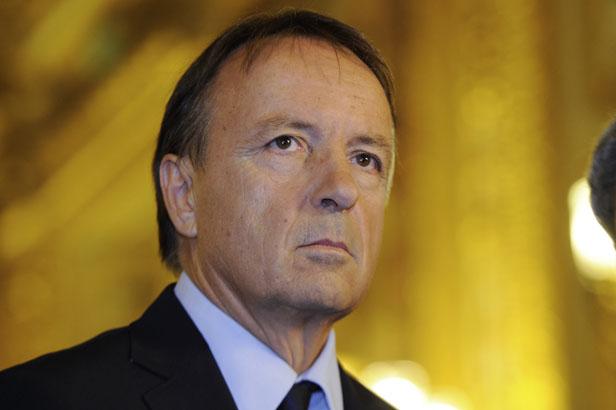 Μπελ: Να χαλαρώσει η μέγγενη του ελληνικού χρέους