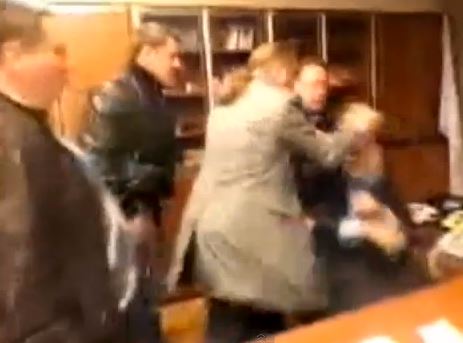 ΒΙΝΤΕΟ-Κίεβο:Οι εθνικιστές βουλευτές ξυλοκοπούν τον διευθυντή της κρατικής τηλεόρασης