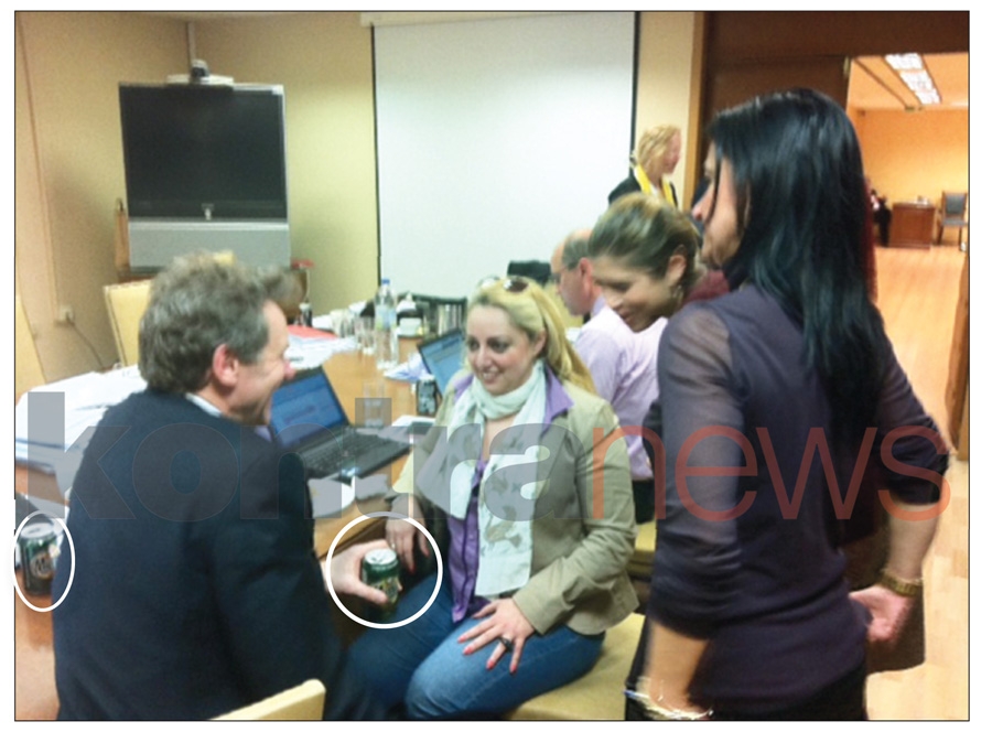 ΦΩΤΟ-Ο Τόμσεν πίνει μπύρες