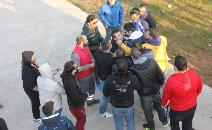 ΦΩΤΟ-Ξύλο και επεισόδια σε τελικό αγώνα κυπέλλου