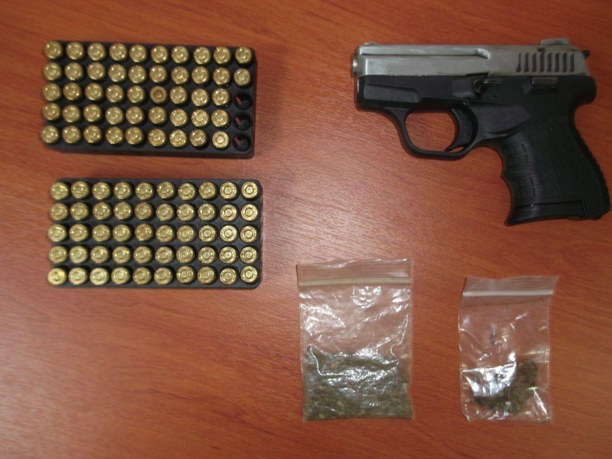 Έκρυβε στο σπίτι του όπλο και ναρκωτικά