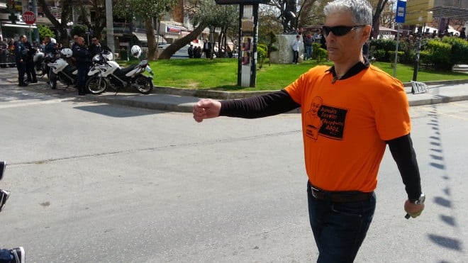 ΒΙΝΤΕΟ-Καθηγητής με την μπλούζα της ΟΛΜΕ στην παρέλαση