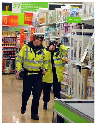 Έκοψε το λαιμό της μέσα σε σούπερ μάρκετ