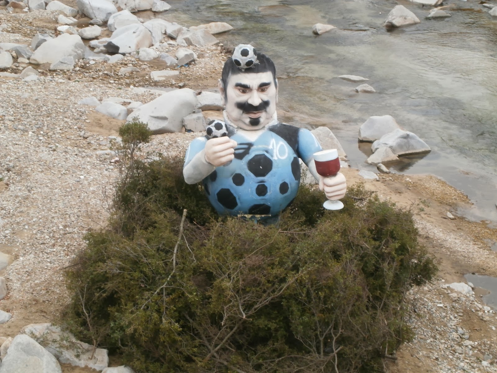 Μεθυσμένος καρναβαλιστής έπεσε σε… ποτάμι