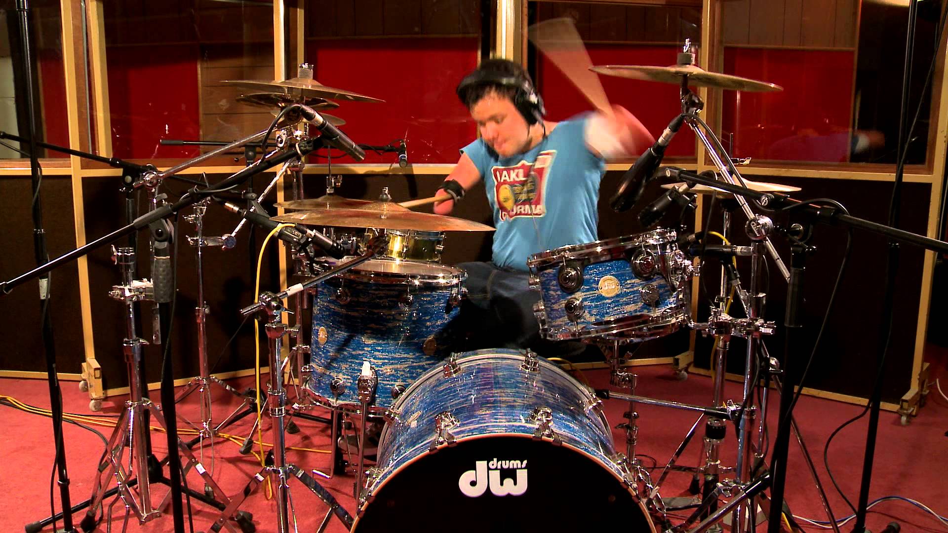 ΒΙΝΤΕΟ-Ντράμερ χωρίς χέρια… τα σπάει