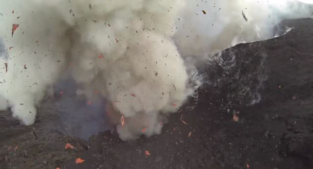 BINTEO-Πτήση επάνω από ένα ηφαίστειο