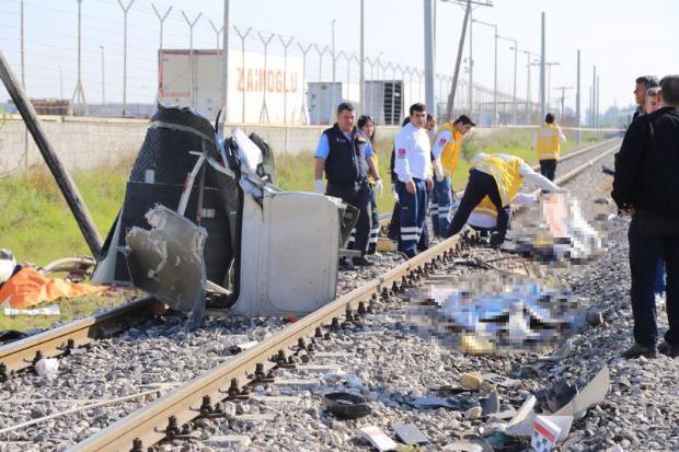 ΦΩΤΟ-Εννέα νεκροί από σιδηροδρομικό δυστύχημα στην Τουρκία