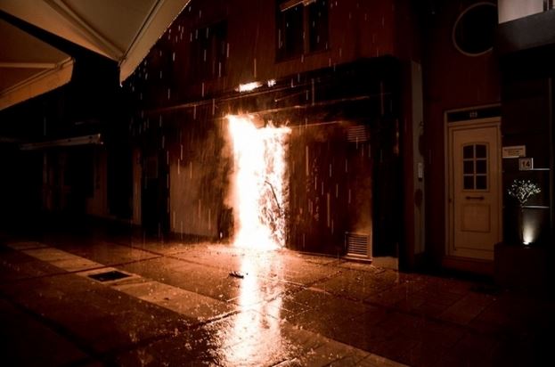 Στις φλόγες γνωστό μπαρ του Ηρακλείου