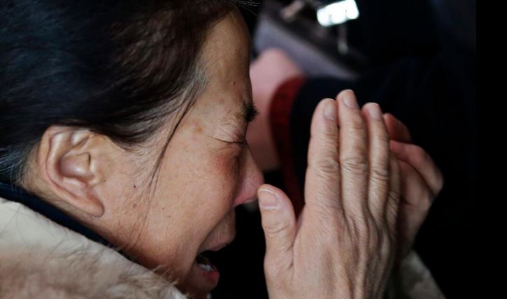 ΦΩΤΟ-Τρομοκρατημένοι οι συγγενείς των 239 επιβατών