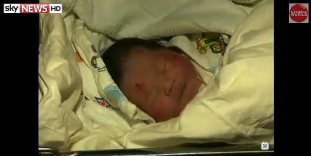 ΒΙΝΤΕΟ-Βρέφος γεννήθηκε στο δρόμο από νεκρούς γονείς