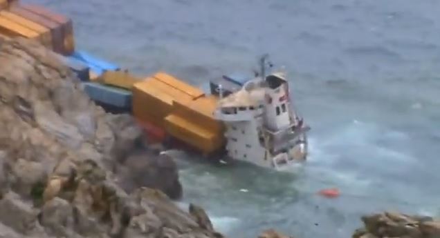 ΒΙΝΤΕΟ-Ο καιρός καθυστερεί τη διάσωση του τουρκικού πλοίου