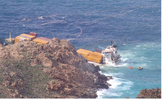 ΒΙΝΤΕΟ-Κύματα “δέρνουν” και σκεπάζουν το πλοίο στη Μύκονο