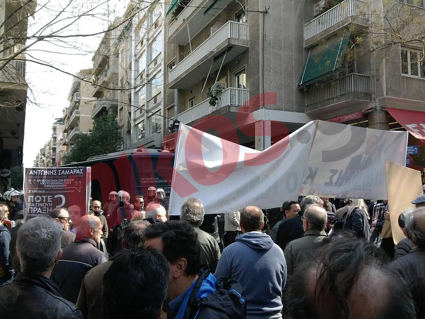 ΦΩΤΟ-Μικροομολογιούχοι στα γραφεία του ΠΑΣΟΚ