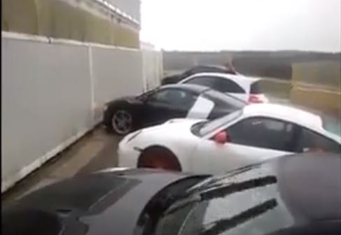 BINTEO-Στον τοίχο το πανάκριβο αυτοκίνητο