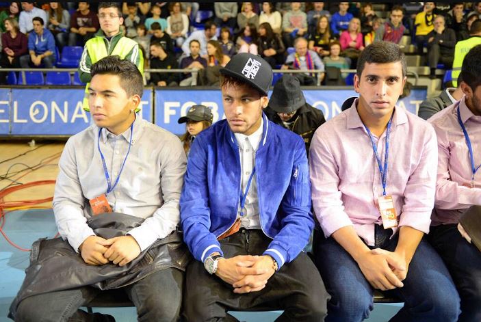 ΦΩΤΟ-Ο Νεϊμάρ παρακολουθεί τον Ολυμπιακό