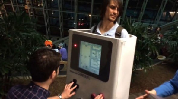 ΒΙΝΤΕΟ-Ντύθηκε… Game Boy