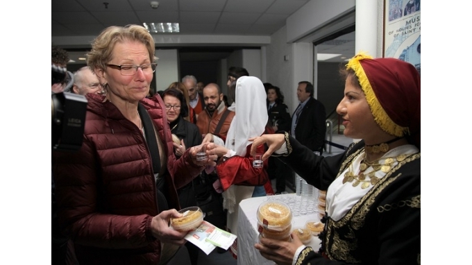 ΒΙΝΤΕΟ-Εορταστική υποδοχή σε Γερμανούς τουρίστες