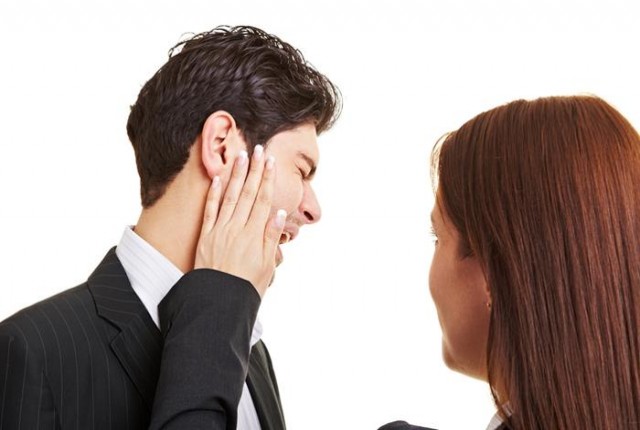 Σεξουαλική παρενόχληση στο γραφείο. Πώς πρέπει να αντιδράσεις