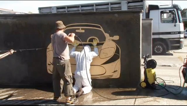 ΦΩΤΟ-Γκράφιτι που καθαρίζει αντί να λερώνει