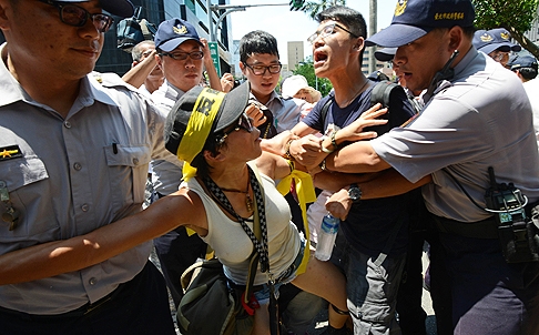 Βίαιες διαδηλώσεις στην Ταιβάν