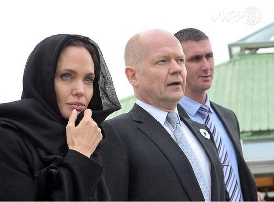 ΦΩΤΟ-Η Τζολί απέτισε φόρο τιμής στα θύματα της Σρεμπρένιτσα