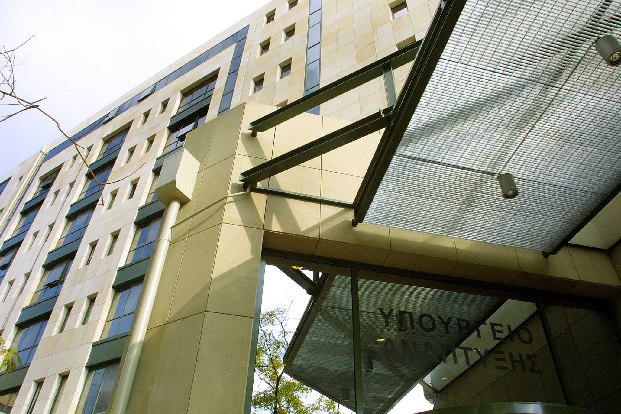 Οκτώ υπουργεία δεν έστειλαν προτάσεις