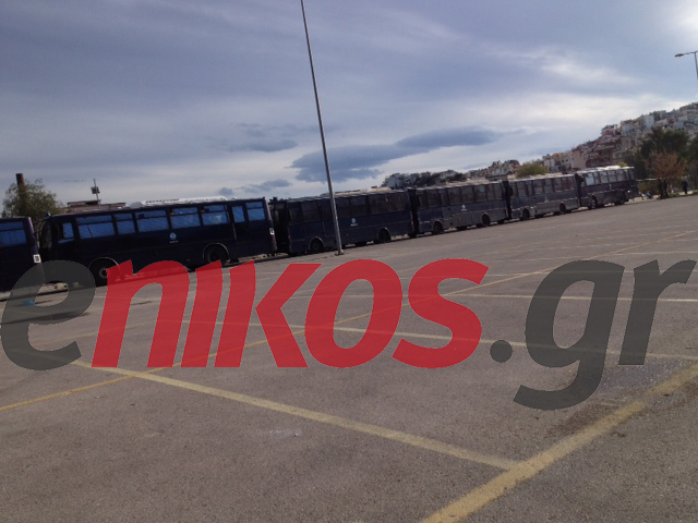 ΦΩΤΟ-Οι κλούβες της αστυνομίας στο “Γεώργιος Καραϊσκάκης”