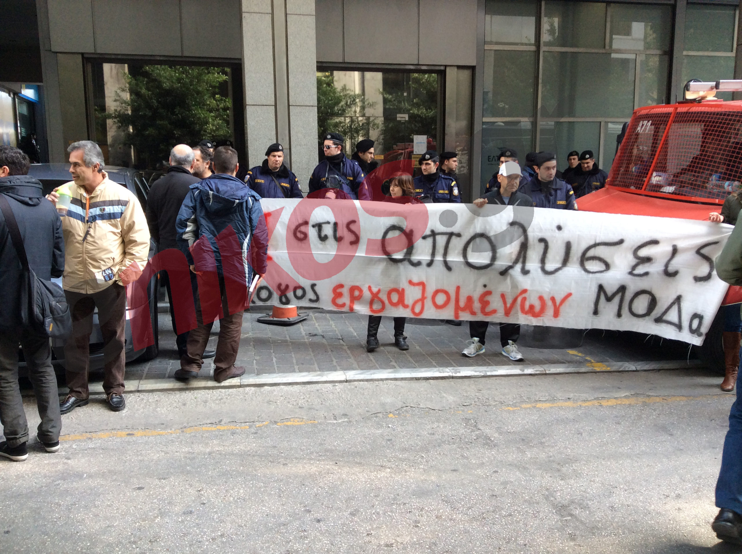 ΦΩΤΟ-Ομολογιούχοι και καθηγητές στη Βουλή