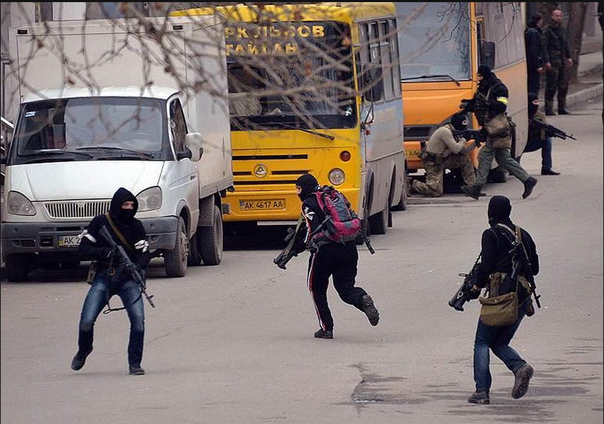 ΦΩΤΟ-Οι ένοπλοι κουκουλοφόροι στη Σεβαστούπολη