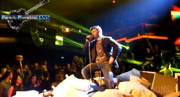 BINTEO-Έριξαν τραπέζια, καρέκλες και μαξιλάρια στον Παντελίδη