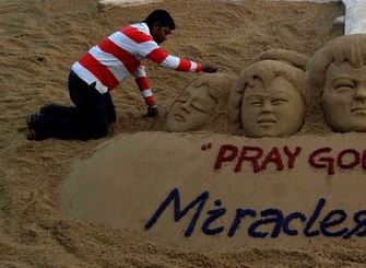 ΦΩΤΟ-Γλυπτό στην άμμο για το αγνοούμενο αεροσκάφος