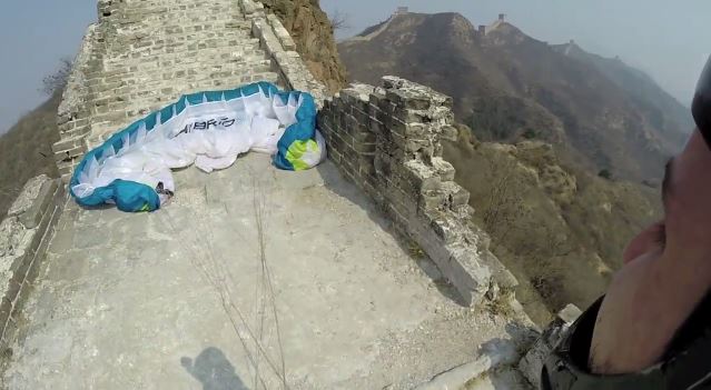 ΒΙΝΤΕΟ-Πήδηξε από το Σινικό Τείχος