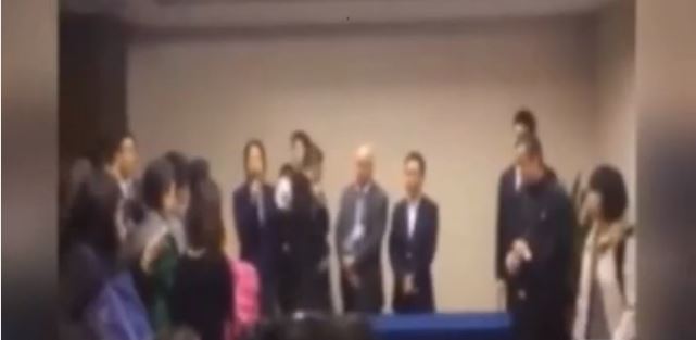 ΒΙΝΤΕΟ-Ξέσπασαν οι συγγενείς στους εκπροσώπους της Malaysia Airlines