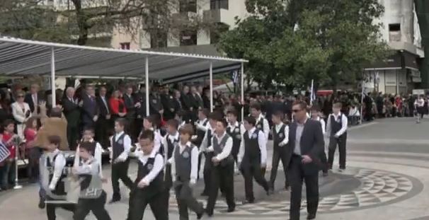 ΒΙΝΤΕΟ-Τον προσήγαγαν για τις μούτζες στην εξέδρα των επισήμων