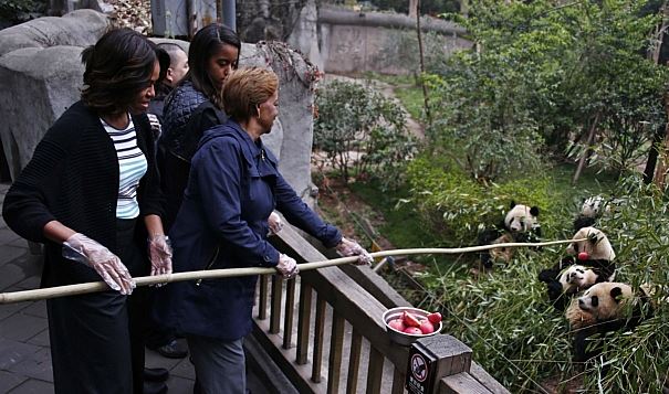 ΦΩΤΟ-Η Μισέλ Ομπάμα ταΐζει… τα πάντα