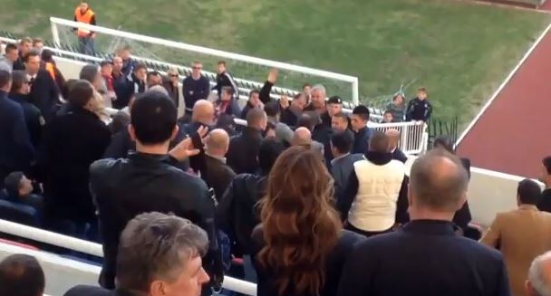 ΒΙΝΤΕΟ-Ο πρόεδρος της Ντινάμο παίζει «ξύλο» στην εξέδρα