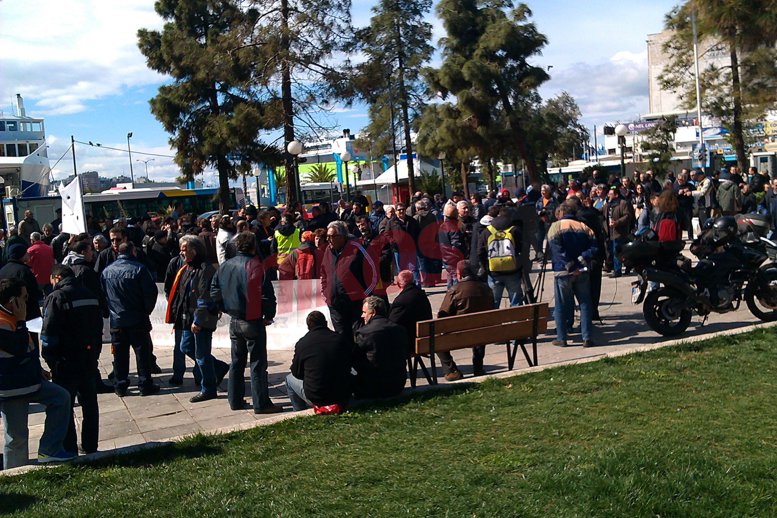 ΦΩΤΟ-Συγκέντρωση των λιμενεργατών στον Πειραιά
